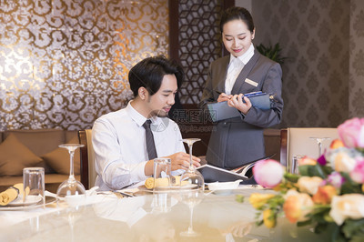 酒店餐厅服务员的专业点菜服务与高清图片素材推荐